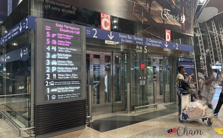 クアラルンプール国際空港ターミナル1のメインターミナルビルにあるバス乗り場に行くエレベーター