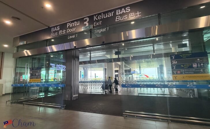 クアラルンプール国際空港ターミナル2のDoor3近くにあるシャトルバス乗り場