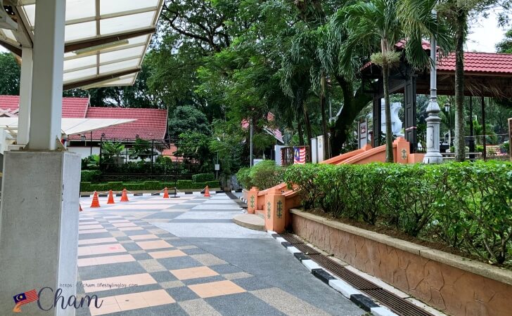 MRTミュージアムネガラ駅の裏側に続く道