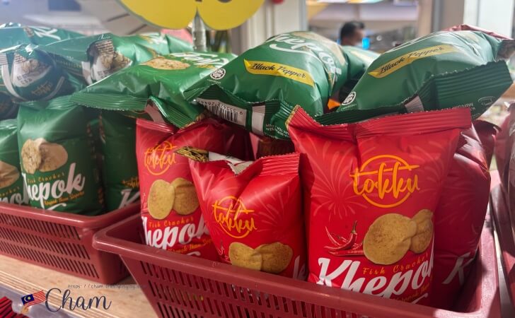 スパイシーフレイバーとブラックペッパーフレーバーのフィッシュクラッカー