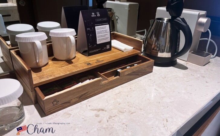 ヒルトンコタキナバルの客室にあるコーヒーマシンや飲み物