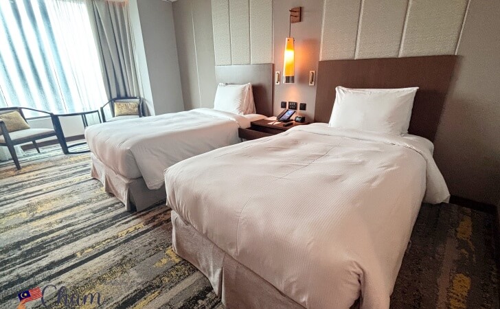 ヒルトンコタキナバルの客室のベッド