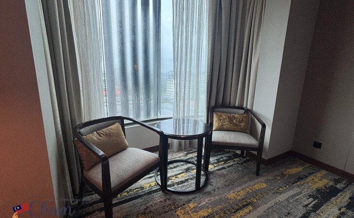 ヒルトンコタキナバルの客室にある椅子とテーブル