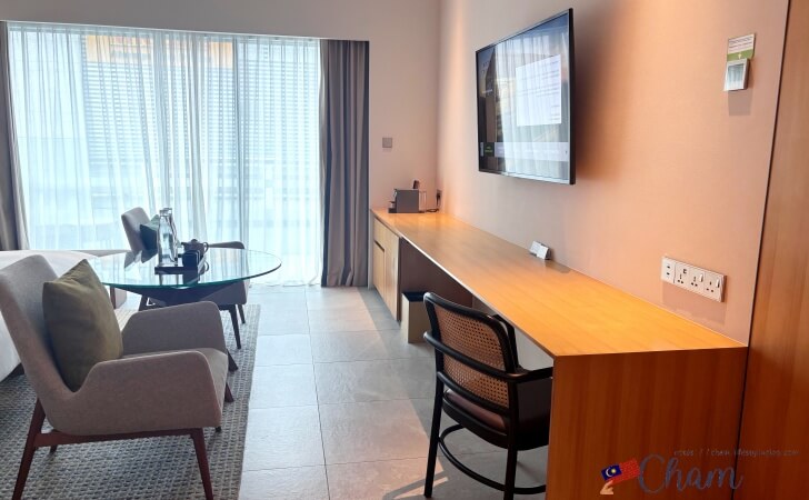 ハイアットセントリックコタキナバルの客室にあるテレビ