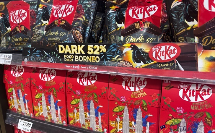 マレーシアで販売されているKitKat Wonders of Malaysiaとダークボルネオキットカット