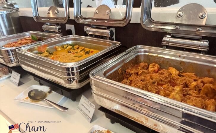 クアラルンプール国際空港にあるマレーシア航空の国内線ゴールデンラウンジで提供されているおかず