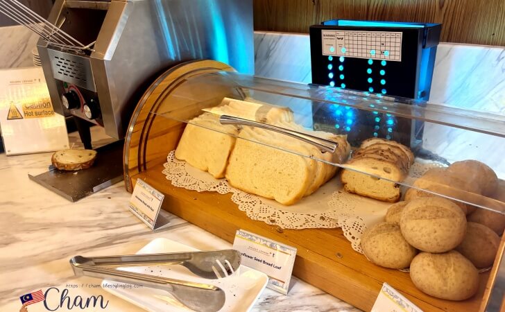 クアラルンプール国際空港にあるマレーシア航空の国内線ゴールデンラウンジのパン