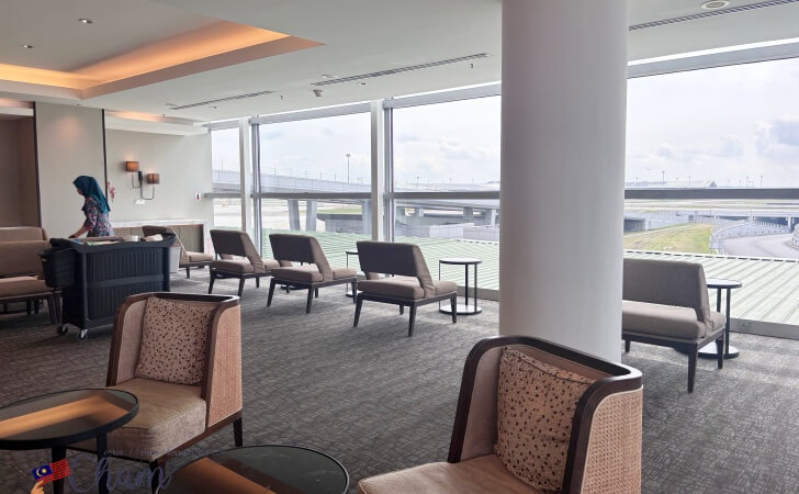 クアラルンプール国際空港にあるマレーシア航空の国内線ゴールデンラウンジの座席