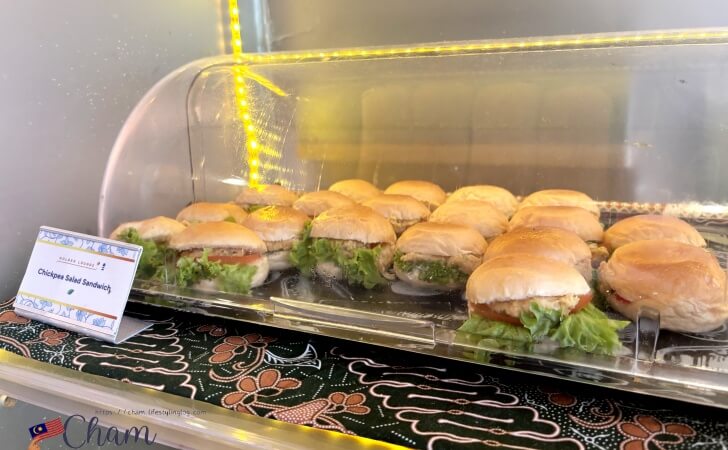 クアラルンプール国際空港にあるマレーシア航空の国内線ゴールデンラウンジのサンドイッチ