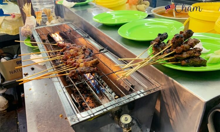 明記焼魚（Meng Kee Grill Fish）の店先で焼いているサテー