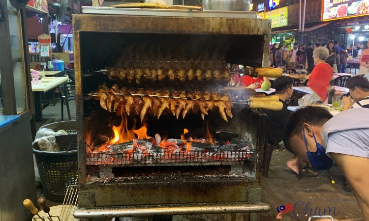 明記焼魚（Meng Kee Grill Fish）の店先で焼いているチキンウィング