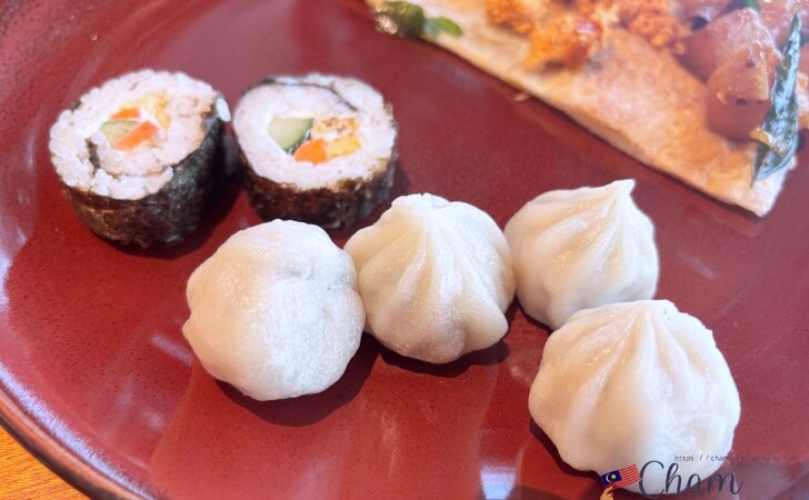 ハイアットセントリックコタキナバルの朝食の寿司や点心