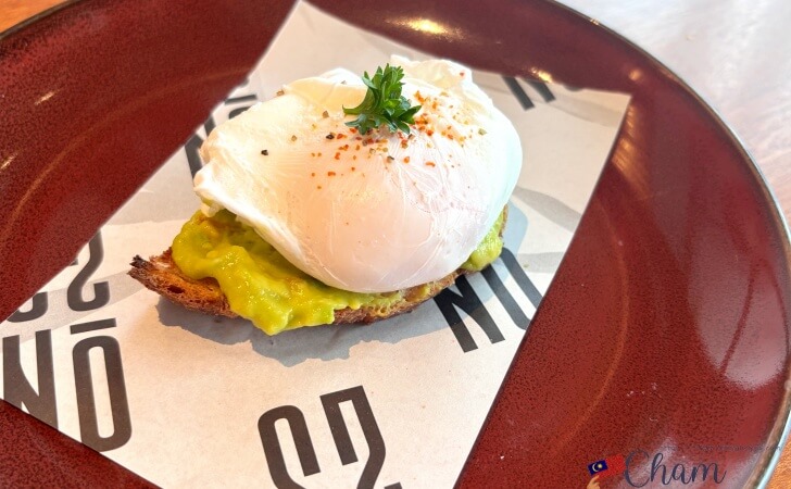 ハイアットセントリックコタキナバルの朝食で提供されているアボカドトースト