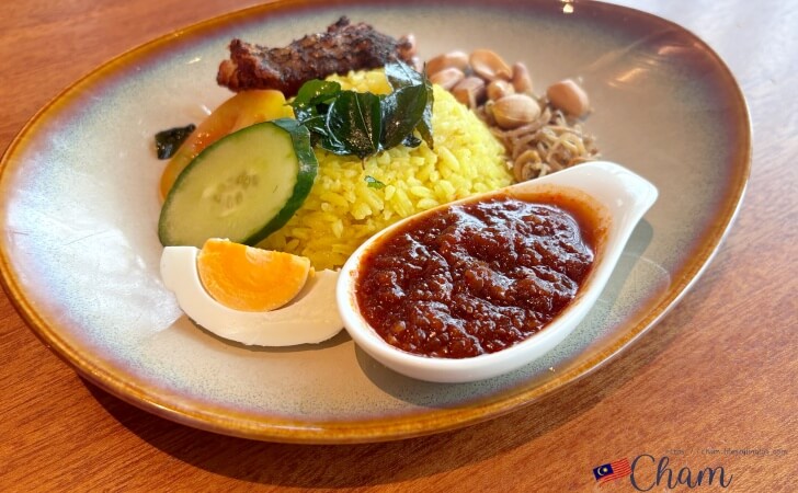 ハイアットセントリックコタキナバルの朝食で提供されているナシクニンタワウ