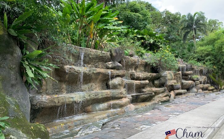 クアラルンプール植物園内にある人口の滝