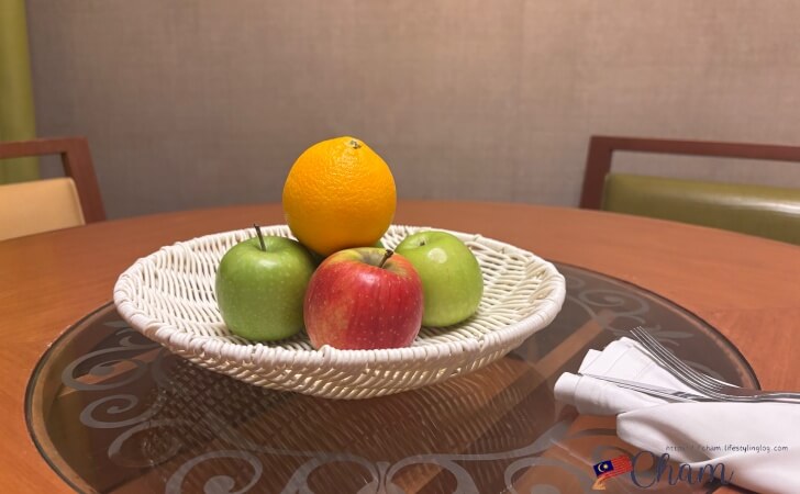 シャングリ ラ ラサリア コタキナバルの客室にある果物