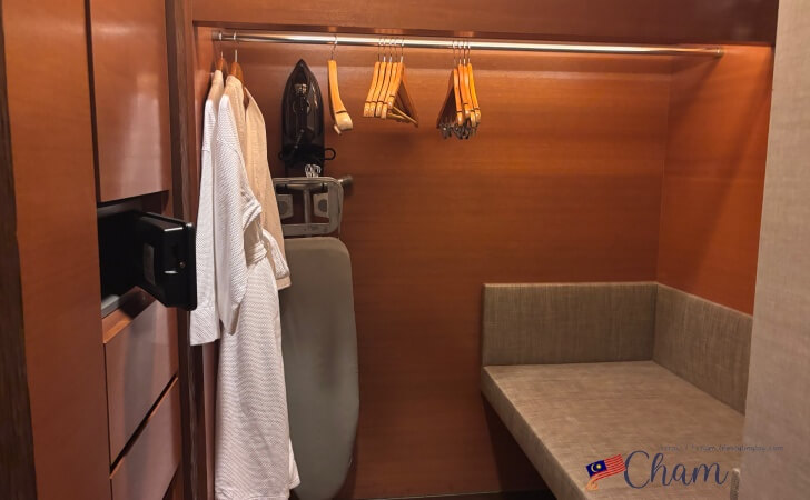 シャングリ ラ ラサリア コタキナバルの客室にあるワードローブ