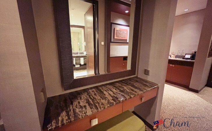 シャングリ ラ ラサリア コタキナバルの客室にあるドレッサー