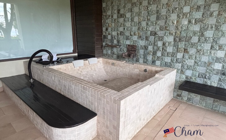 シャングリ ラ ラサリア コタキナバルの屋外バスタブ