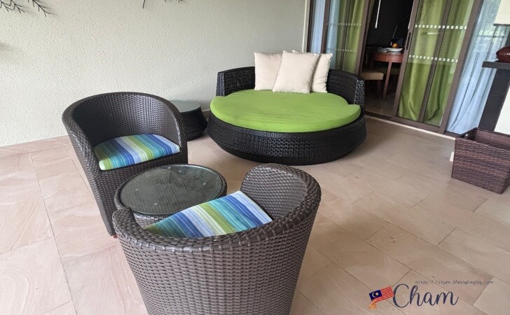 シャングリ ラ ラサリア コタキナバルのバルコニーにあるソファ