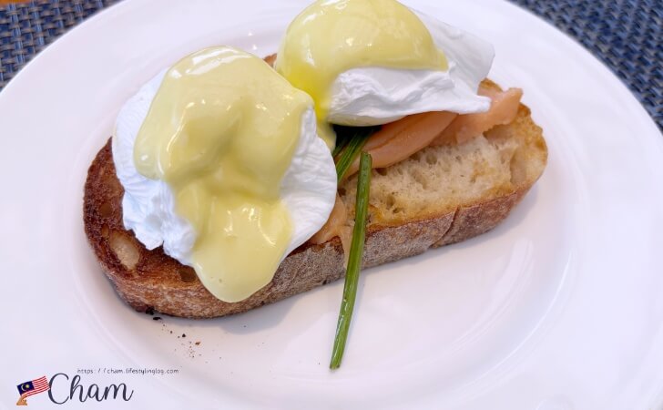 シャングリ ラ ラサリア コタキナバルのOceanoで提供された Oceano Egg Florentine