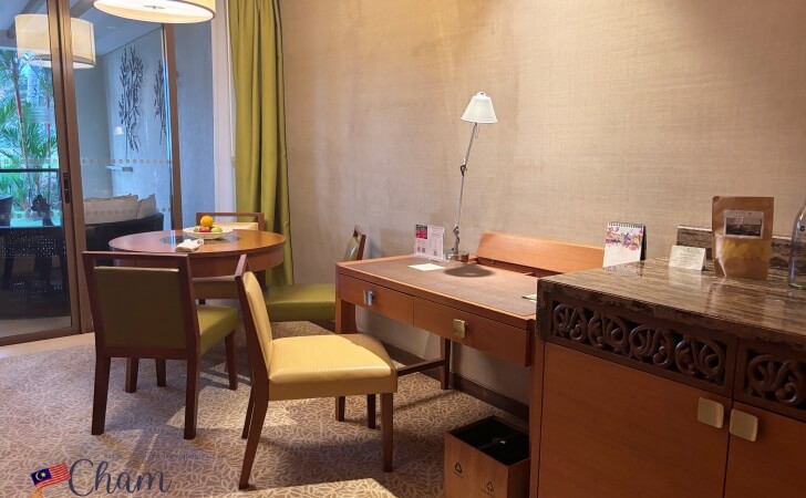 シャングリ ラ ラサリア コタキナバルの客室にあるデスク