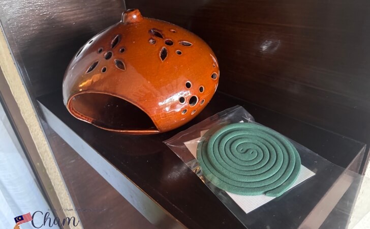 シャングリ ラ ラサリア コタキナバルの客室にある蚊取り線香