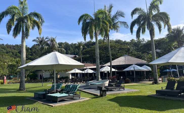 シャングリ ラ ラサリア コタキナバルのビーチデッキチェア