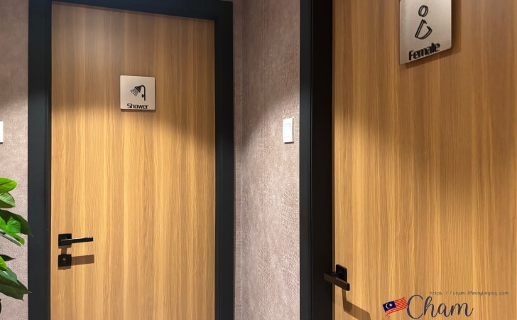 コタキナバル国際空港(国内線)のトラベルクラブラウンジにあるシャワールームとお手洗い