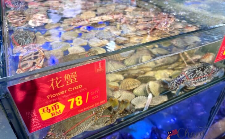 ウェルカムシーフードレストランの生簀にある蟹