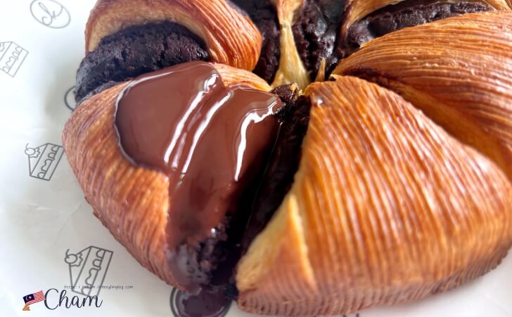 チョコレートソースをかけたChef Kecik Boulangerie @ Tuah 1895のクラウニー
