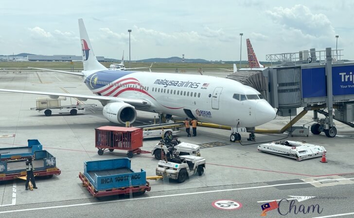 クアラルンプール国際空港ターミナル1国内線で待機している飛行機