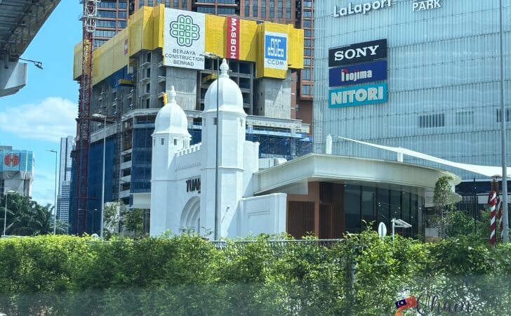 プドゥ刑務所のメインゲートとマレーシアのららぽーと