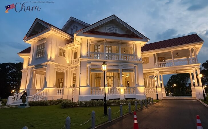 ライトアップされた夜のSeri Negara（セリネガラ）