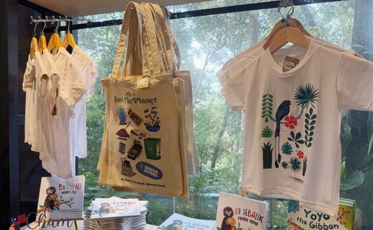 ザ・ハビタットペナンヒルのお土産屋さんで販売されているTシャツやトートバッグ