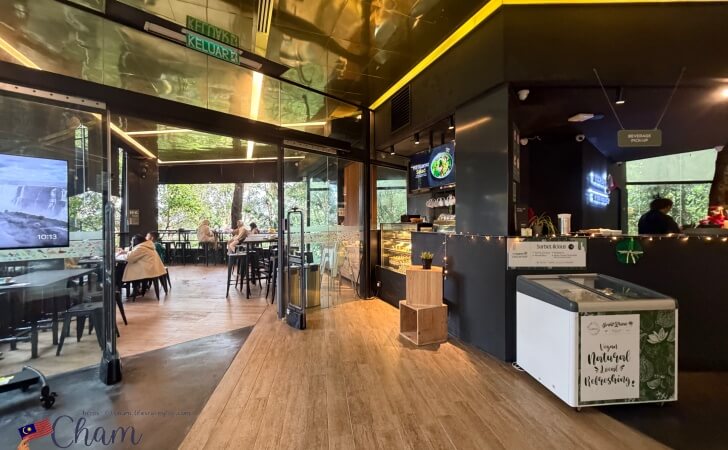 ザ・ハビタットペナンヒルの後方入口近くにあるカフェ