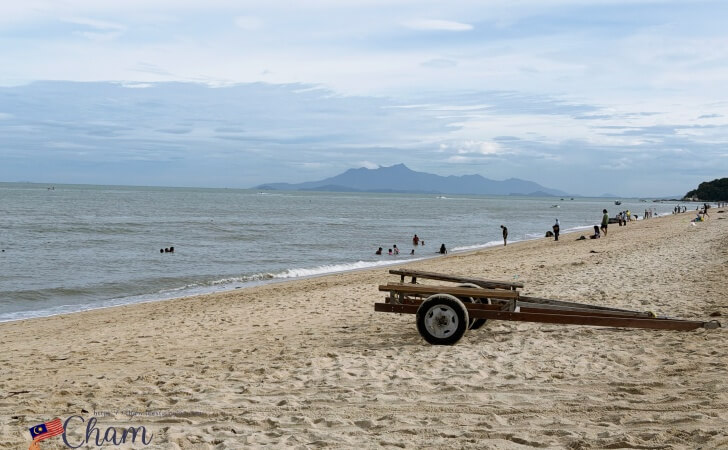 バトゥフェリンギで泳ぐ人々