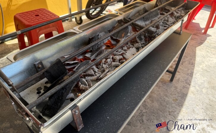 炭火を使って作るEng Seng Penang Kuih Kapitのクエカピッ