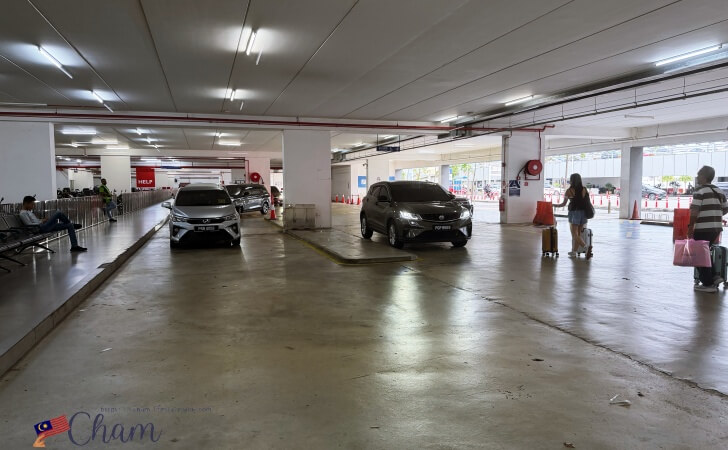ペナン国際空港のGrab乗り場にある車