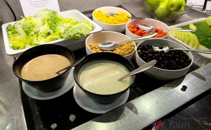 ペナン国際空港プラザプレミアムラウンジで提供されているサラダ