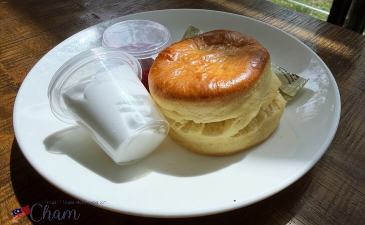 ボーティーカフェで注文したスコーン