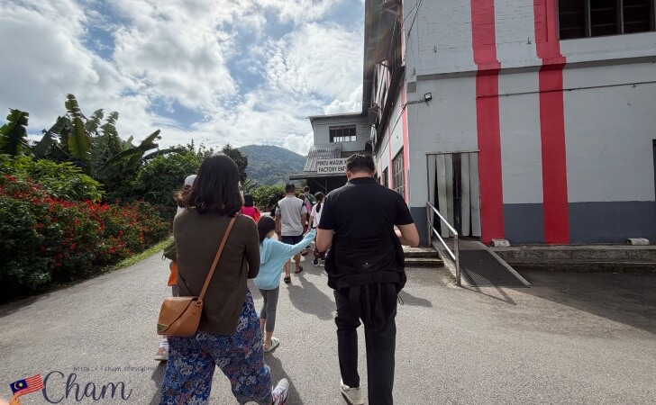 ボーティーセンターの工場見学に向かう人々