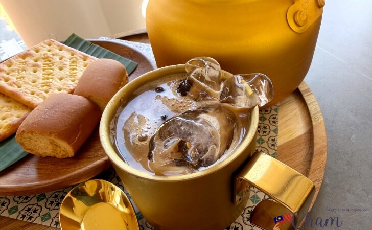 カップに注いだKaw Kaw Malaya(カウカウマラヤ)のチャム