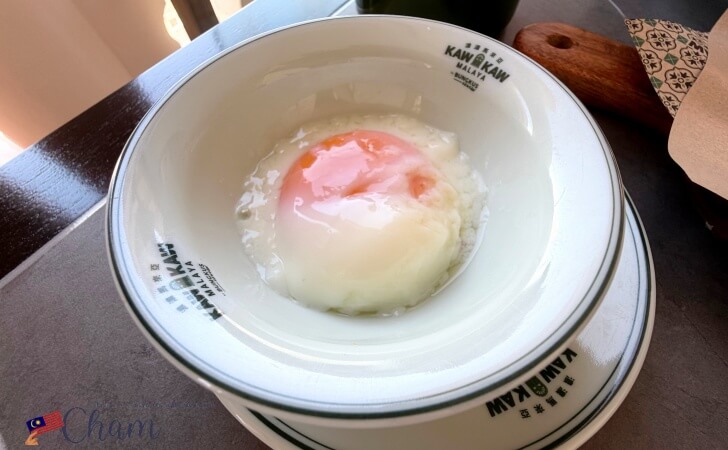 お皿に割って取り出したKaw Kaw Malaya(カウカウマラヤ)のハーフボイルドエッグ