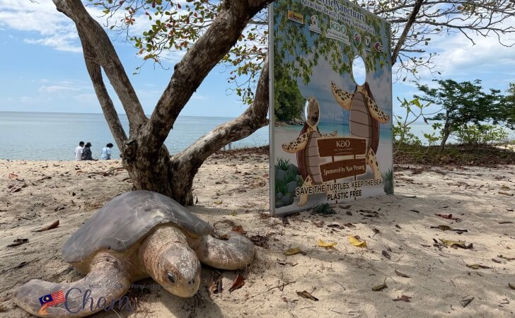 Pantai Kerachutにある亀の銅像と撮影スポット