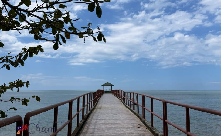 静かな海とビーチが広がるPantai Kerachut