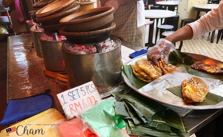 土鍋を使って販売するRavi's Claypot Appom Manisのアポンマニス