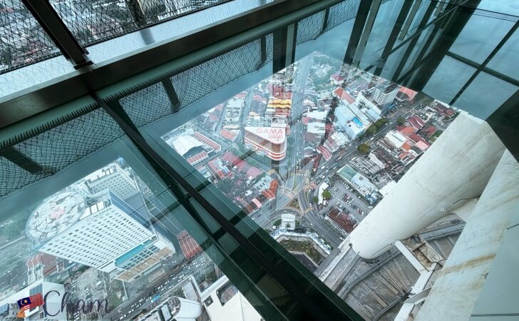 ガラス張りの床から見えるジョージタウンの景色