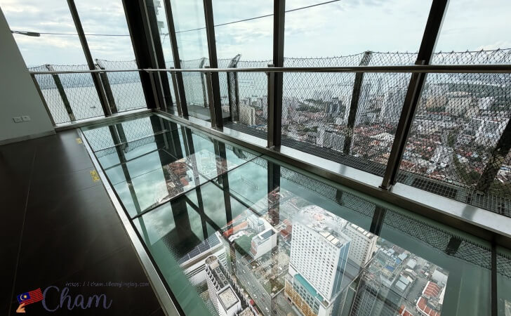 コムタの65階にあるガラス張りの床