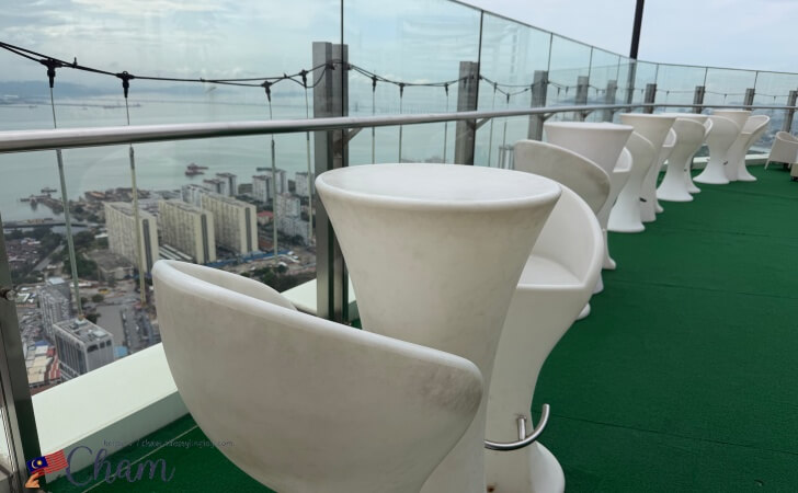 レインボースカイウォーク横にあるテーブル席